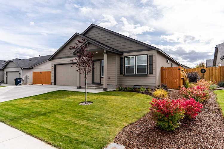 2736 NE 6th Dr Redmond, OR 97756