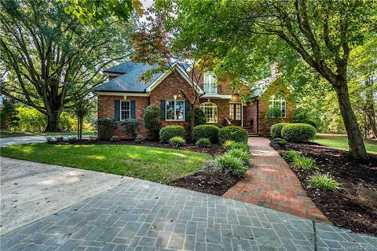 2915 Divot Ct Matthews, NC 28104