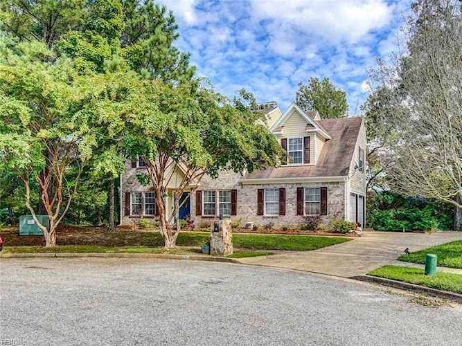 4 Compass Ct Portsmouth, VA 23703