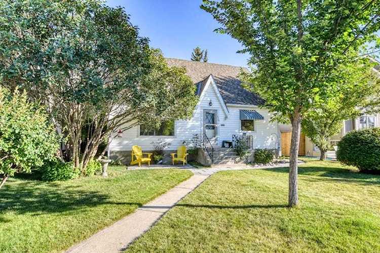 426 29 Ave NW Calgary, AB T2M 2M3