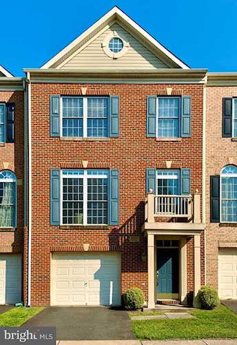 5327 Cupids Dart Dr Centreville, VA 20120 | MLS ® VAFX1154908 Photo 1
