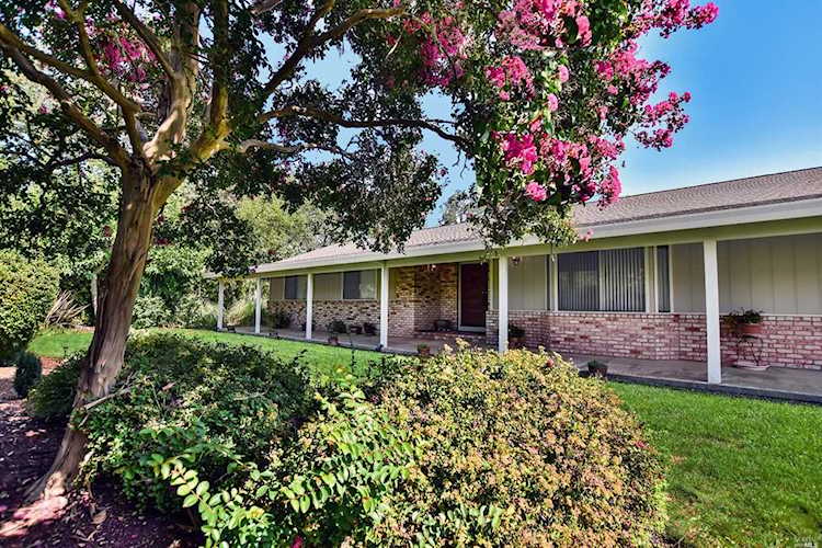 15419 Woodside Court Glen Ellen, CA 95442