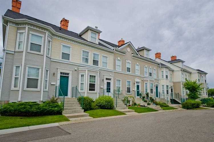 30 Prestwick Gardens SE Calgary, AB T2Z 3V3