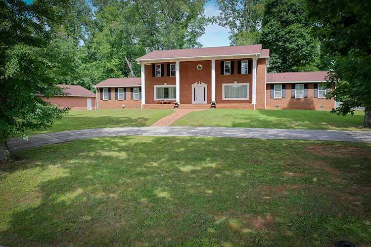 3061 Little Dug Gap Rd Louisville, TN 37777