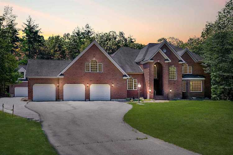 76 Barrington Dr Bedford, NH 03110