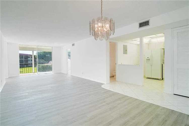 9410 N Hollybrook Lake Dr #205 Pembroke Pines, FL 33025