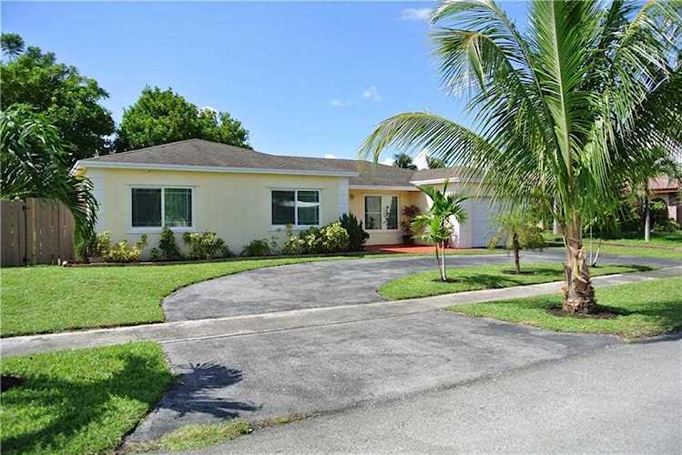 8241 NW 66th Ter Tamarac, FL 33321