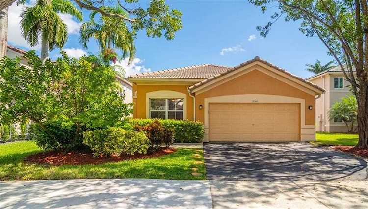 1054 Bluewood Ter Weston, FL 33327