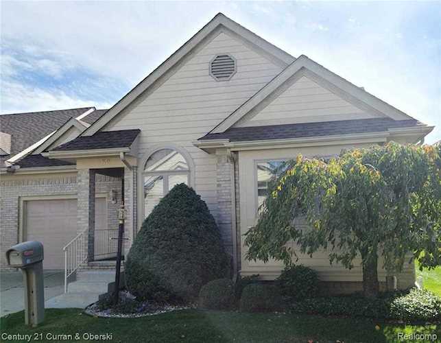 30 Hickory Ct Dearborn Heights, MI 48127