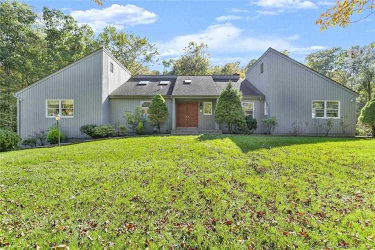 75 Huckleberry Hollow Stamford, CT 06903