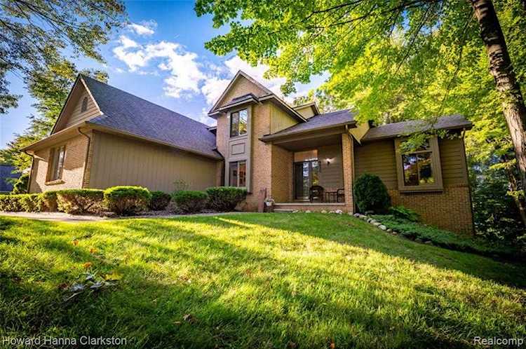 9830 Oak Valley Dr Springfield Twp, MI 48348