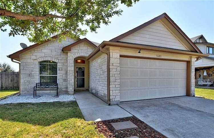 1601 Twin CV Kyle, TX 78640