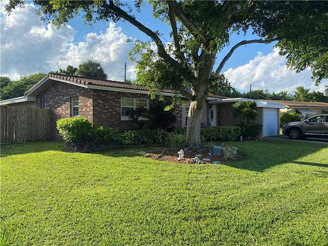 1633 W River Dr Margate, FL 33063