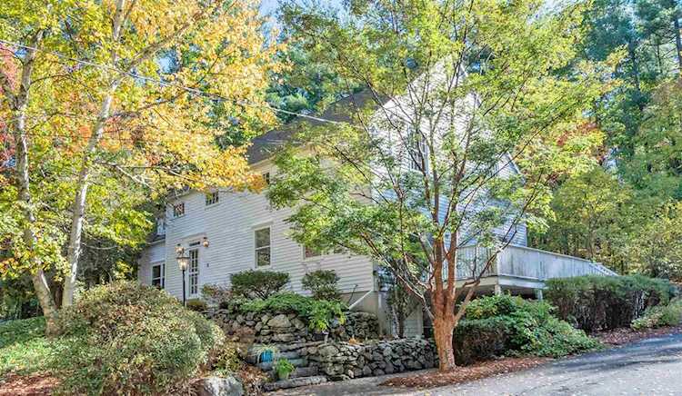 8 Massasoit Rd Nashua, NH 03063