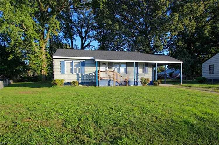 17 Greenwood Dr Hampton, VA 23666