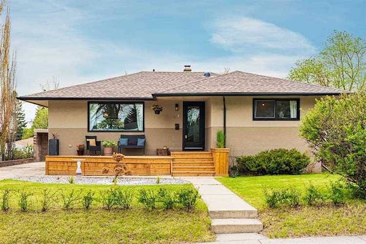 67 Connaught Dr NW Calgary, AB T2K 1V9