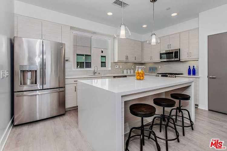 6070 W Studio Court Los Angeles, CA 90038