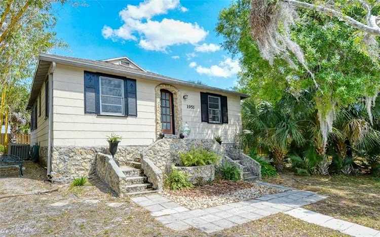 1951 High Point Dr Sarasota, FL 34236