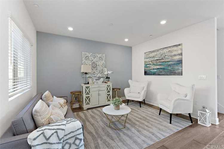 2970 Ripple Place #201 Los Angeles, CA 90039