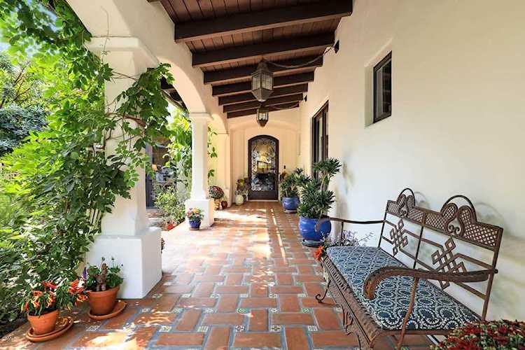 4821 La Canada Boulevard La Canada Flintridge, CA 91011