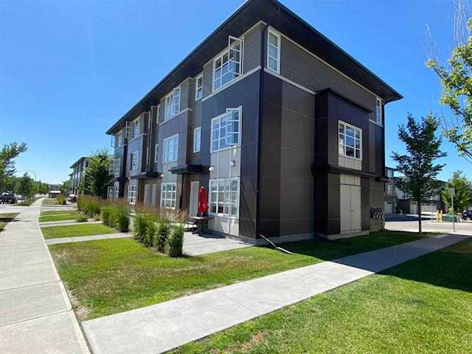 739 Evanston Dr NW Calgary, AB T3P 0N7