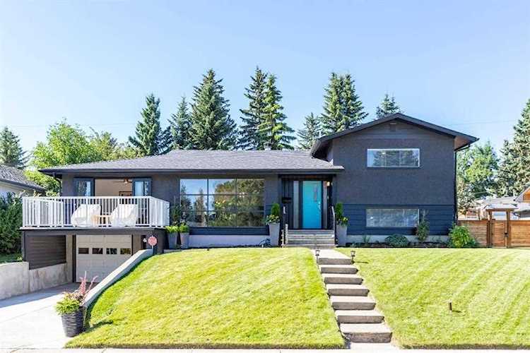 135 Wildwood Dr SW Calgary, AB T3C 3C7