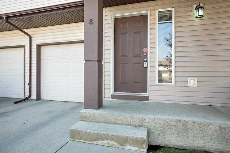 8 Everridge Gardens SW Calgary, AB T2Y 0H1