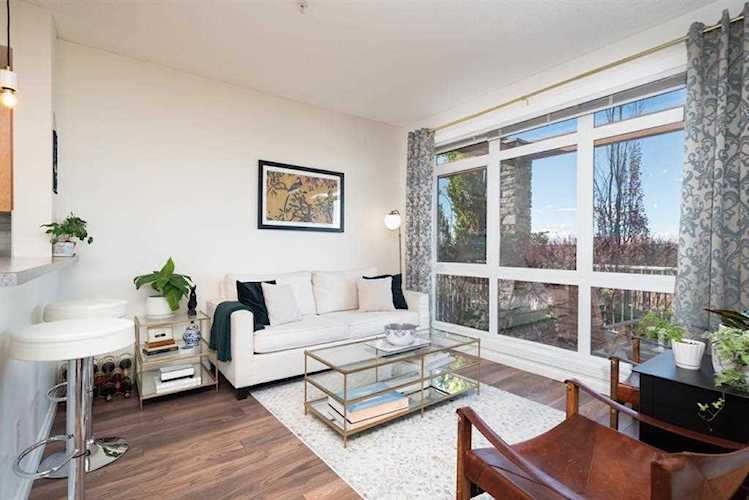 132 Rockyledge View NW #2 Calgary, AB T3G 5Y3