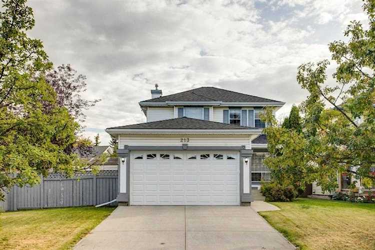 213 Douglas Glen Close SE Calgary, AB T2Z 2V7