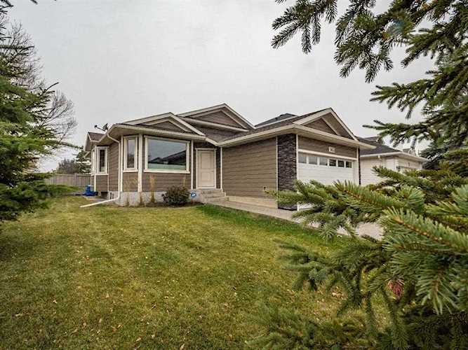 103 Douglas Ridge Mews SE Calgary, AB T2Z 2M2