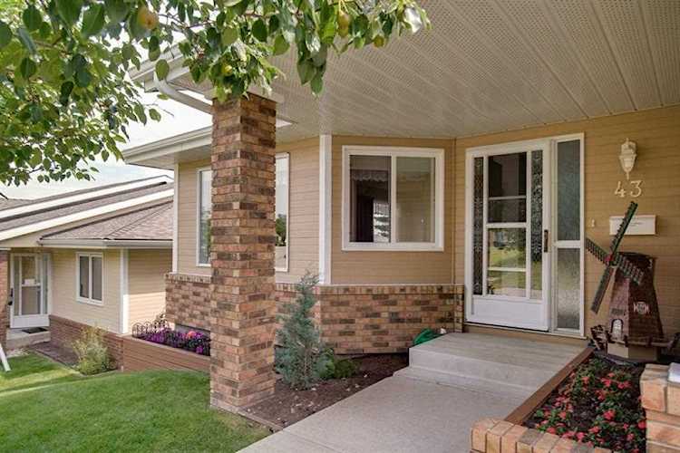 140 Strathaven Circle SW #43 Calgary, AB T3H 2N5