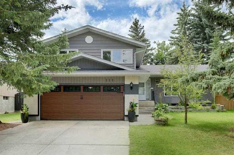 111 Oakfern Way SW Calgary, AB T2V 4J9