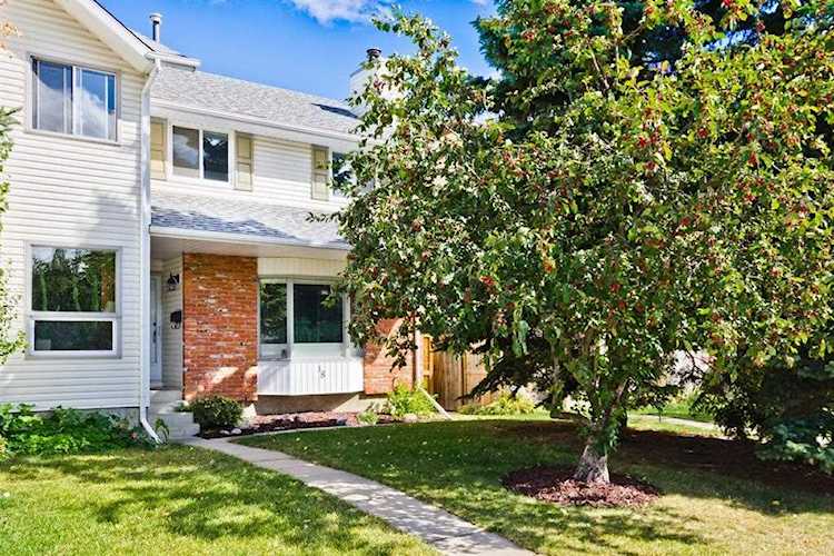 18 Woodfield Close SW Calgary, AB T2W 3V1