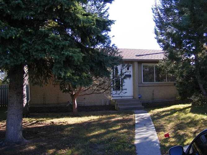 207 Pinecliff Way NE Calgary, AB T1Y 3X4