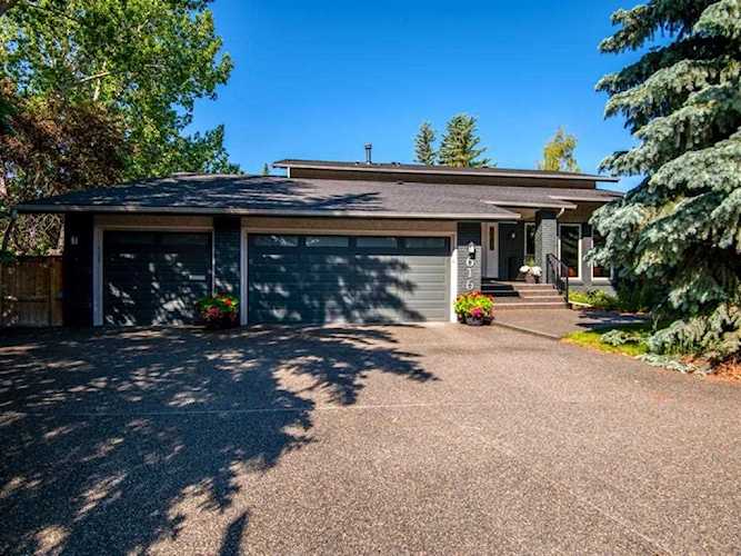 616 Varsity Estates Place NW Calgary, AB T3B 3C2