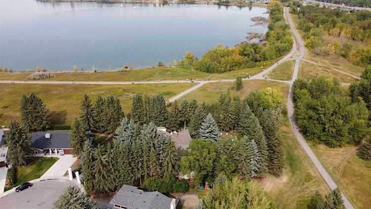 1804 Bay Shore Rd SW Calgary, AB T2V 3M1