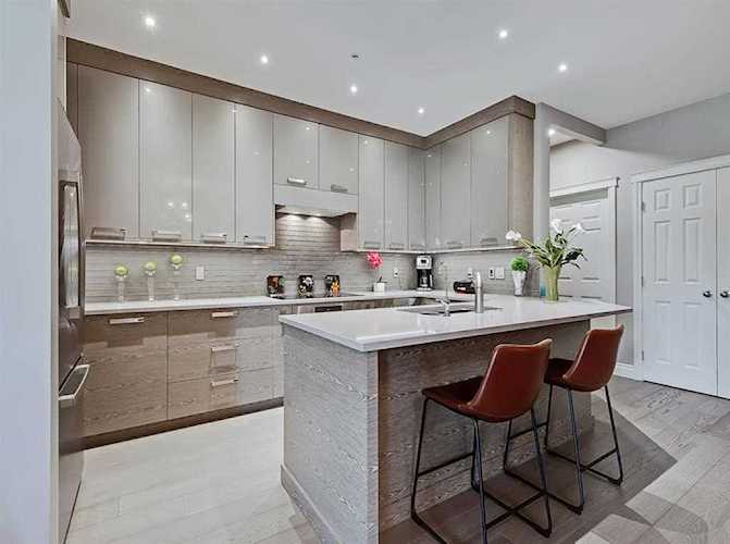 24 Hemlock Crescent SW #1302 Calgary, AB T3C 2Z1