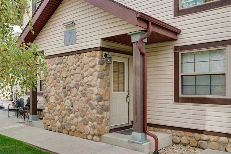 7 Everridge Square SW #206 Calgary, AB T2Y 5J5