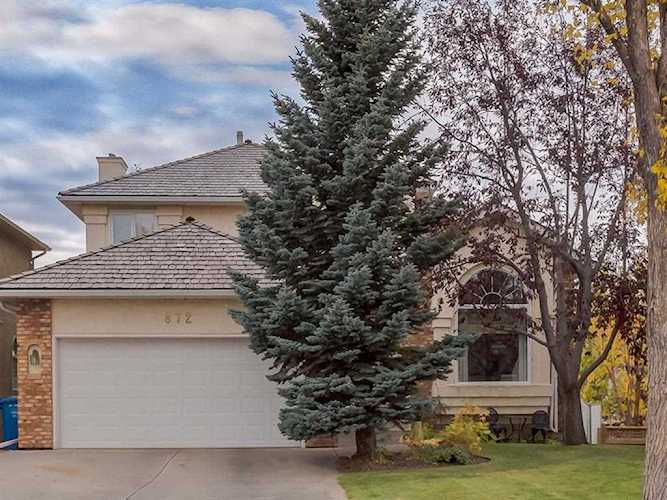 872 Sierra Morena Ct SW Calgary, AB T3H 3C6