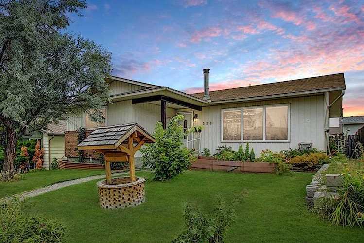 319 Beddington Circle NE Calgary, AB T3K 1M9