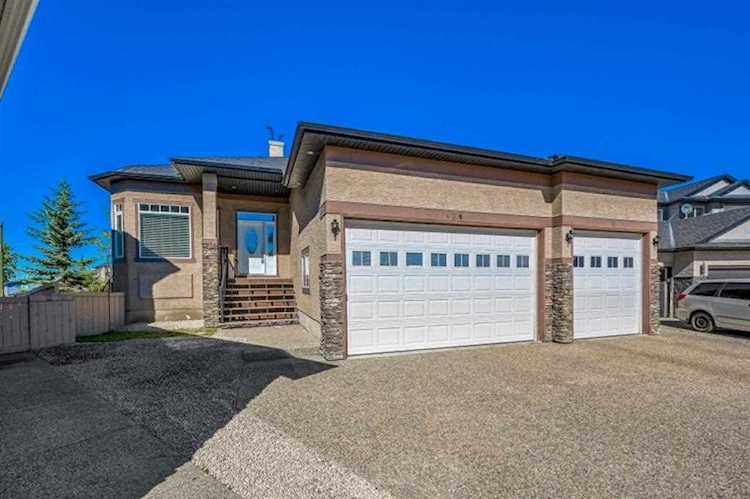 424 East Lakeview Place Chestermere, AB T1X 1W3