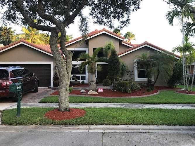 940 Lakewood Ct Weston, FL 33326
