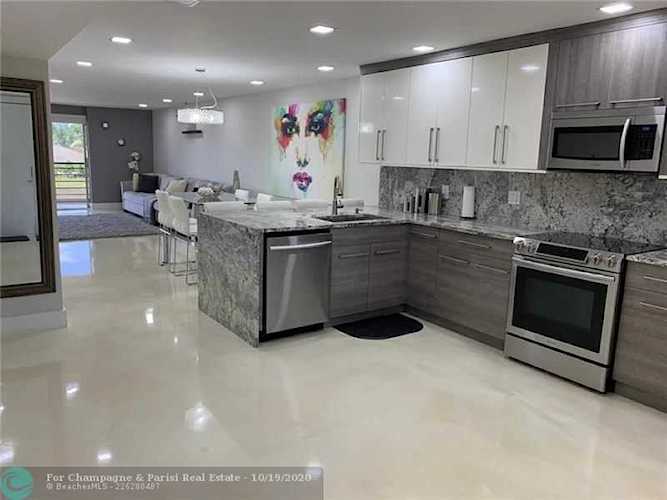 23395 Carolwood Ln #203 Boca Raton, FL 33428