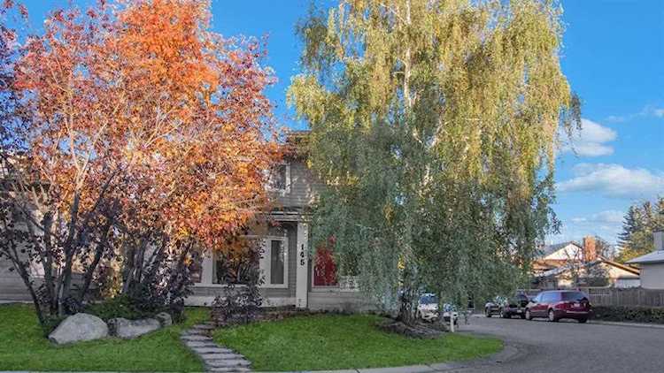 145 Woodglen Way SW Calgary, AB T2W 4C8