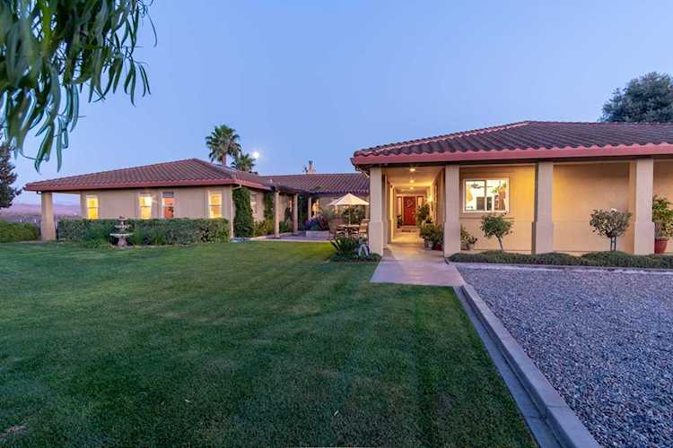 40 Vineyard Ct Hollister, CA 95023