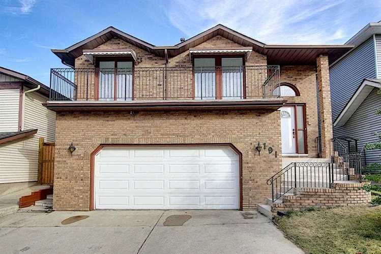 191 Bernard Dr NW Calgary, AB T3K 2B6