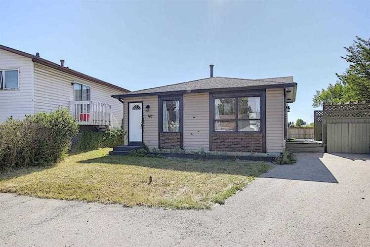 40 Castleglen Crescent NE Calgary, AB T3J 1N3