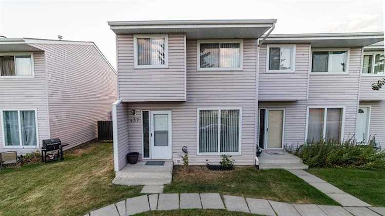 437 40 St NE Calgary, AB T3P 1C8