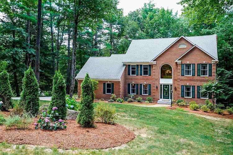 11 Lancaster Ln Bedford, NH 03110