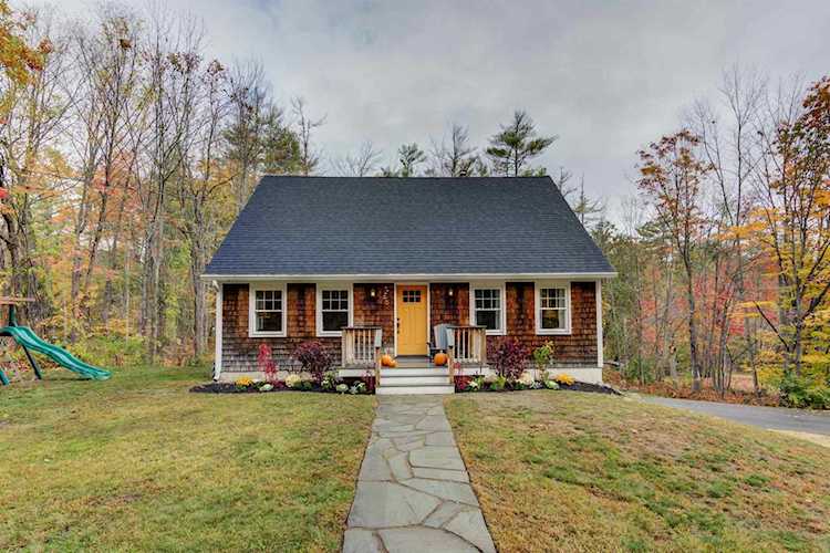 22 Lakeview Dr Wolfeboro, NH 03894